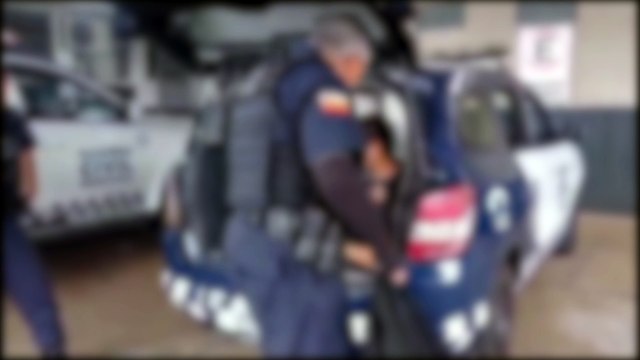 Homem é contido por comerciantes após furtar loja de celulares