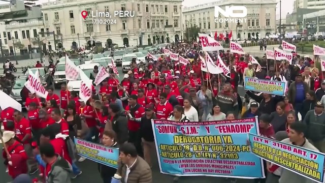 Perù, in migliaia manifestano per l'aumento degli stipendi