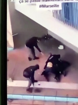 Marseille : Les images de deux policiers agressés dans la Cité de la Castellane où ils ont été frappés et attaqués avec des pierres et des bouteilles en verre
