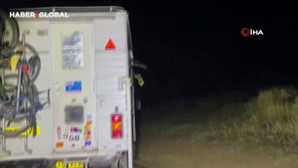 Aç ayılar karavanlara dadandı