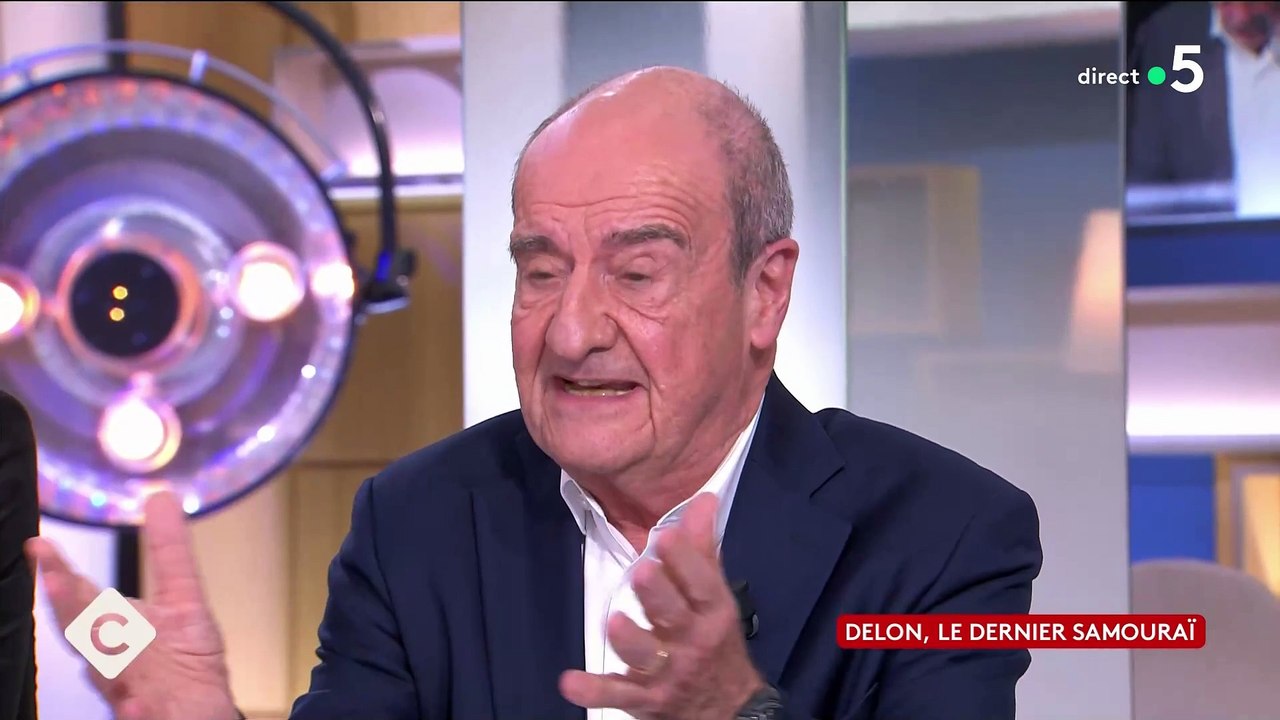 Très ému, Alain-Fabien Delon a eu du mal à retenir ses larmes en parlant de son père sur le plateau de "C à vous" sur France 5 : "Vous m'avez pris de court là..."