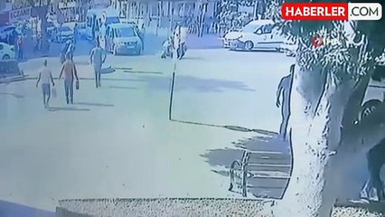 Motosiklet Sürücüsü Çarpmamak İçin Kendini Attı, İki Kişi Yaralandı