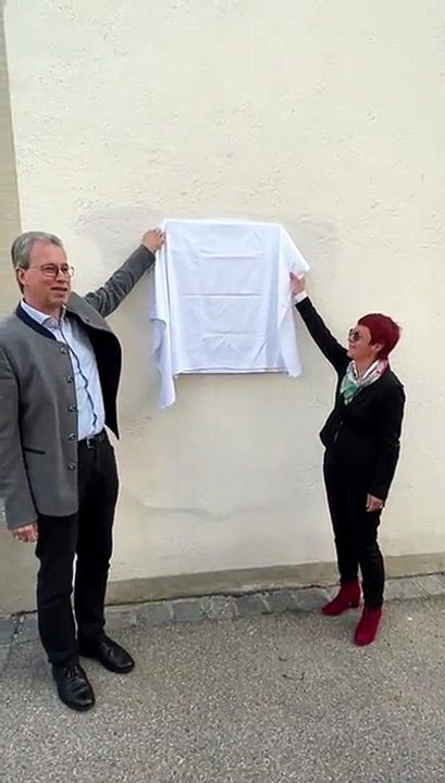 Ecco la nuova targa che segna la pace con l'Aquila