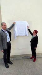 Ecco la nuova targa che segna la pace con l'Aquila