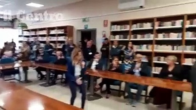 Il sindaco si emoziona e sbaglia a inforcare la fascia tricolore