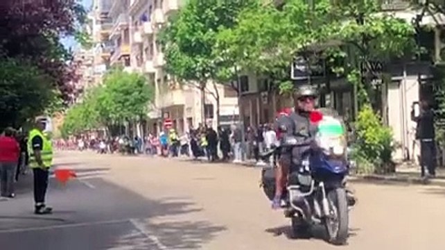 L'applauso al passaggio dei ciclisti a Pescara