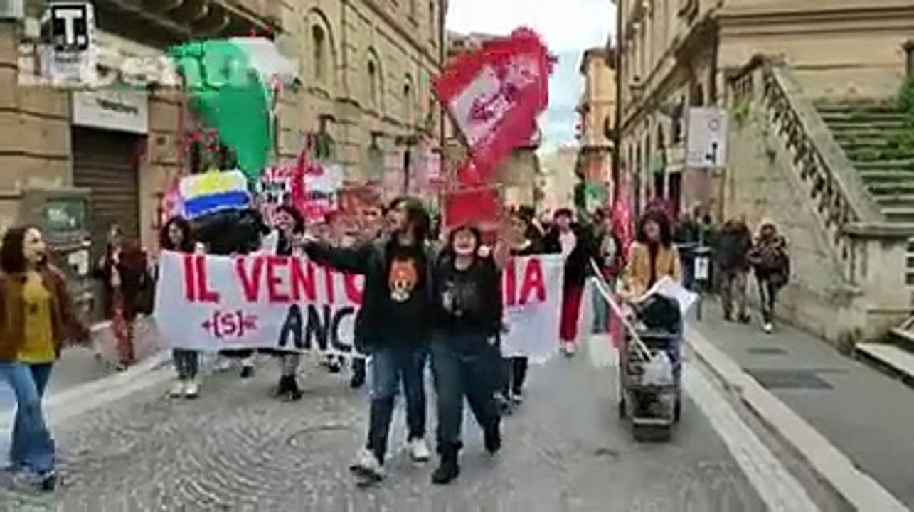 "Il vento soffia ancora": sfilano gli studenti a Chieti per la Liberazione