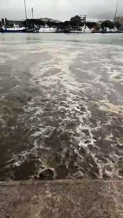 L'onda nera degli scarichi nel fiume Pescara dopo la pioggia