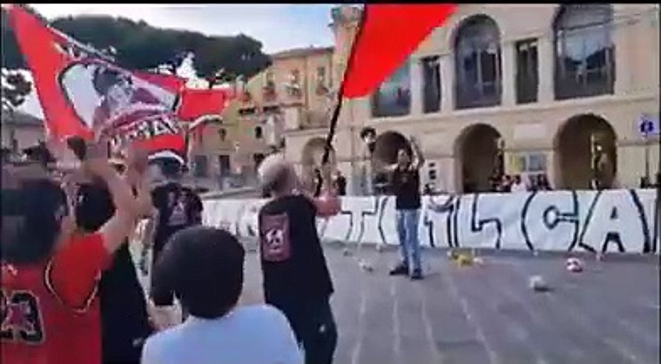 Flash mob dei tifosi a Lanciano, bandiere, cori e palloni sgonfi sotto al Comune