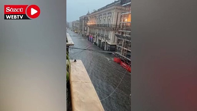 İtalya'nın Katanya şehrindeki yoğun yağış, sele neden oldu