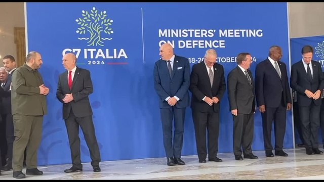 Da Austin a Rutte, la foto di famiglia con Crosetto al G7 Difesa