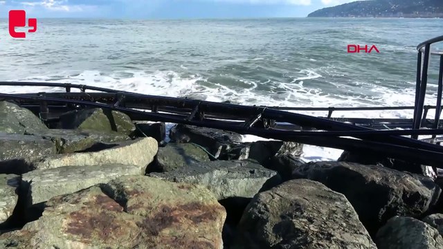 Karadeniz’de fırtına etkisi: balıkçı kafesinin kıyıya vurma anı kamerada