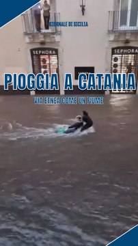 Pioggia a Catania: via Etnea come un fiume, moto trascinata via