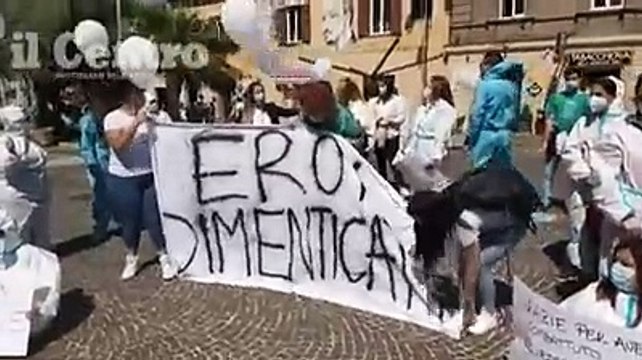 In piazza i cento operatori covid rimasti senza lavoro: Eroi dimenticati