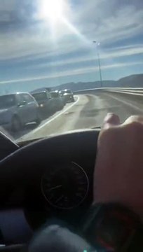 La lunga coda di automobilisti in attesa del tampone