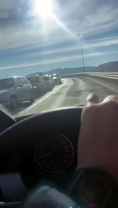 La lunga coda di automobilisti in attesa del tampone