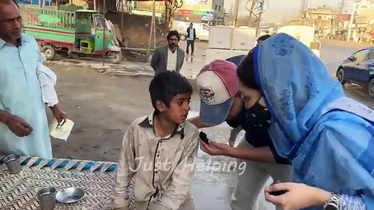 Roti_ki_talash_mai_nikla_masoom_bacha_hamay_mil_gya___Rahe_Insaniyat(360p)