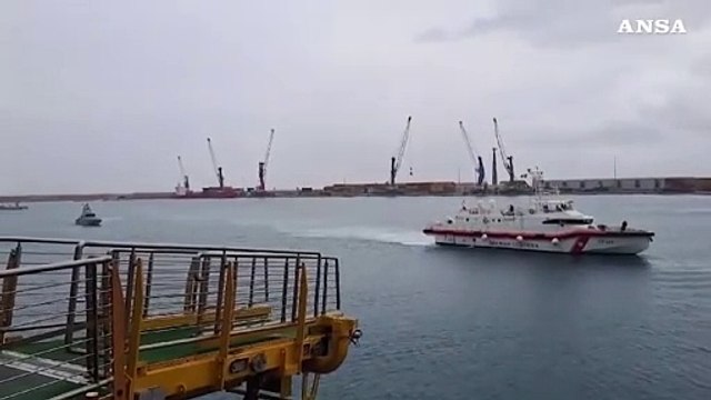 Motovedetta con migranti da Albania arrivata in porto Bari