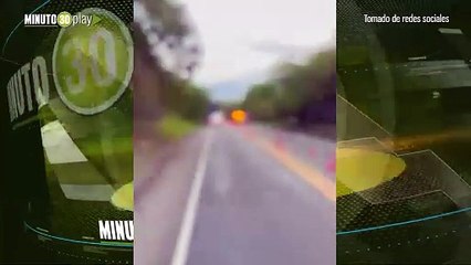 ¡Qué susto! Tractomula quedó en vertical tras sufrir volcamiento de su contenedor en Cali