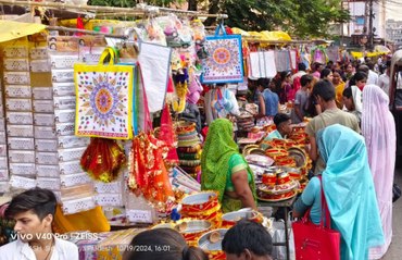 करवा चौथ: खरीददारी को लेकर गुलजार रहा बाजार