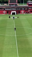 Presidente do Vitória faz oração no gramado do Barradão antes da bola rolar; assista