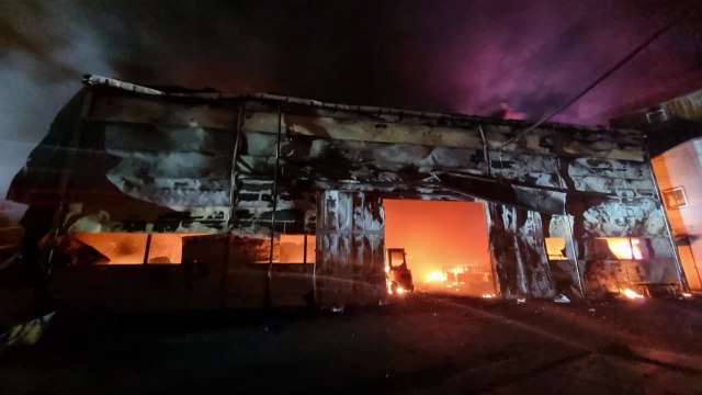 김해 폐건전지 처리 공장에서 불...1명 대피 중 부상 / YTN