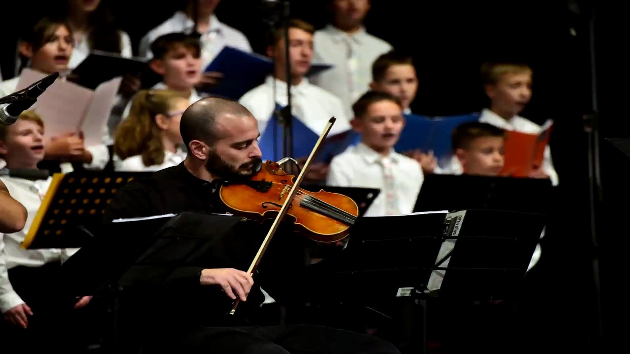 Το κοινό αποθέωσε τον Βασίλη Λέκκα στη μεγάλη συναυλία στη Λαμία