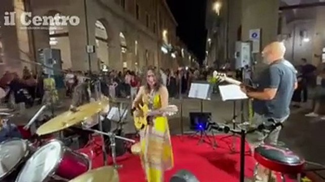 Musica e balli in centro a Teramo accompagnano la notte dei saldi