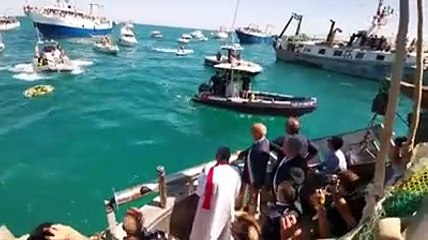 Il suono delle sirene e il lancio della corona in acqua per ricordare i caduti