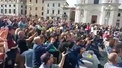 Il Papa lascia il palco di piazza Duomo con la sedia a rotelle
