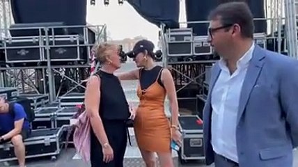 Teramo, Arisa scherza prima del concerto in piazza Martiri della Libert?
