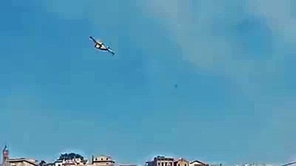 I Canadair in azione su Atri, "bombardano" l'incendio dall'alto