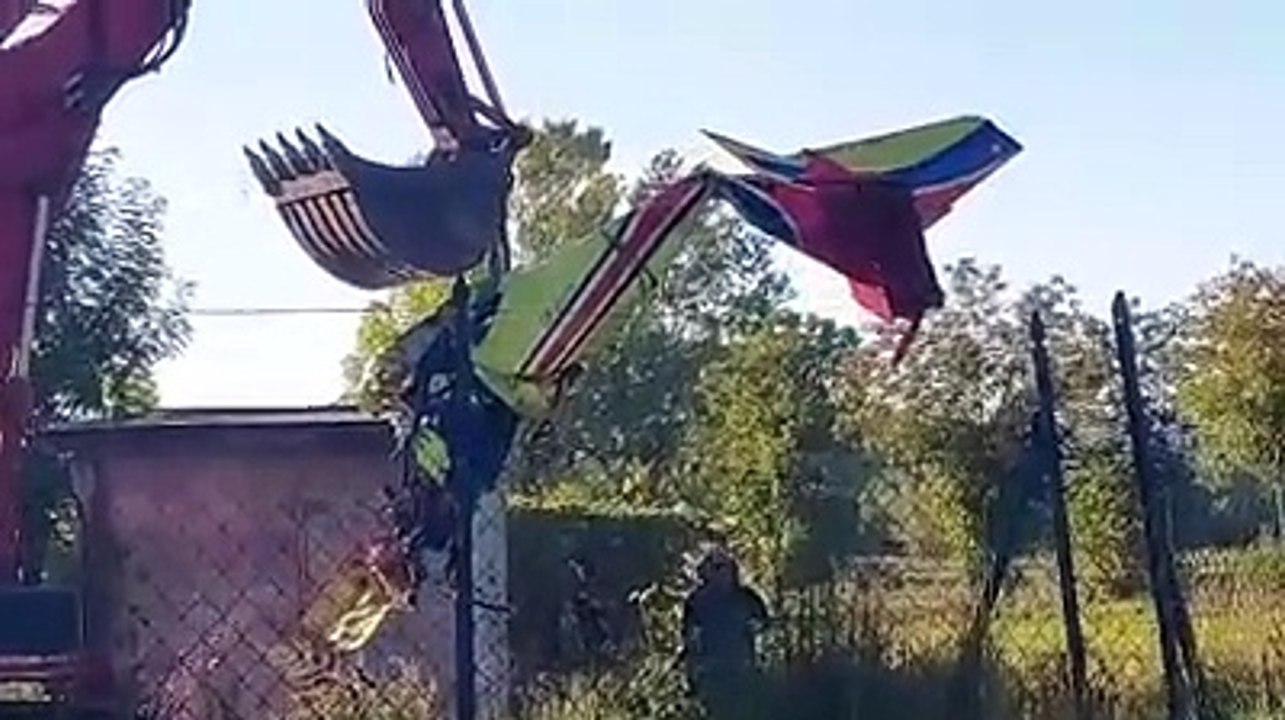 Tragedia L'Aquila, la rimozione dell'aereo caduto a Fossa