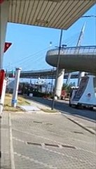 C'? un'auto sul ponte ciclopedonale del mare: ? del Comune