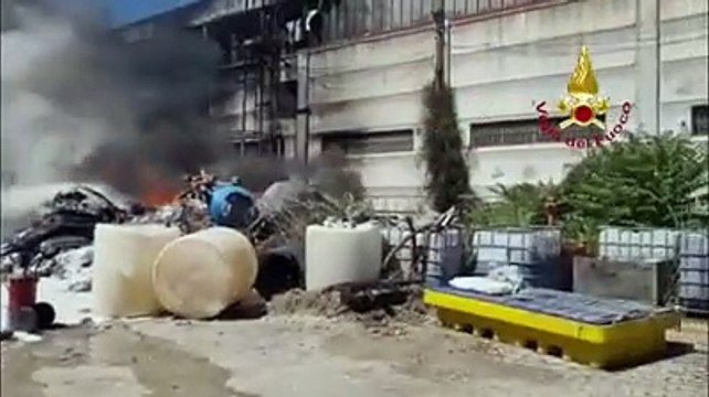 Acqua, schiumogeni e tanto fumo: l'incendio a ridosso dell'ex fabbrica dismessa