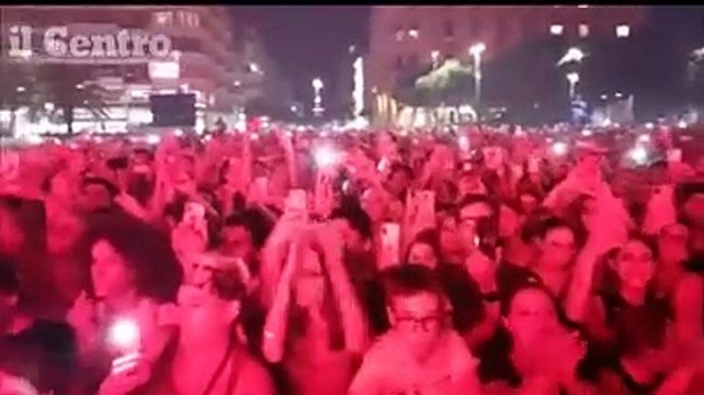 Da Buonasera signori! a Ciao Pescara! : lo show di Achille Lauro nella piazza stracolma
