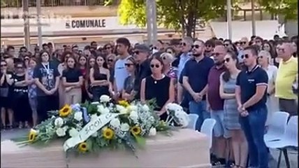 Lo strazio ai funerali di Flavia. Tutta Roseto piange, c'? anche Ginoble del Volo