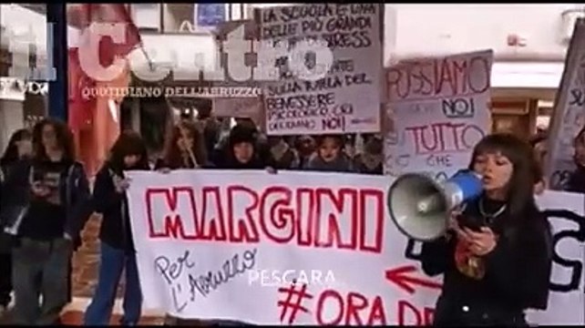 La protesta in piazza a Pescara e Teramo: Senza scuola non c'? futuro