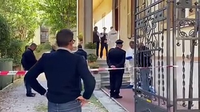 Trovato morto in caso, i rilievi di carabinieri e scientifica