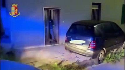 Droga, la polizia irrompe in casa dell'arrestato: piscina e mobili dorati