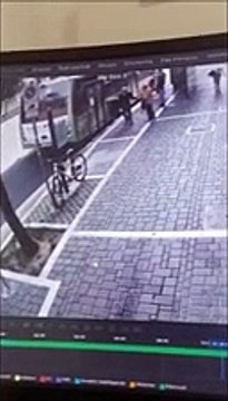 Scende dal bus e strappa la bici dal palo: il ladro in azione come se nulla fosse