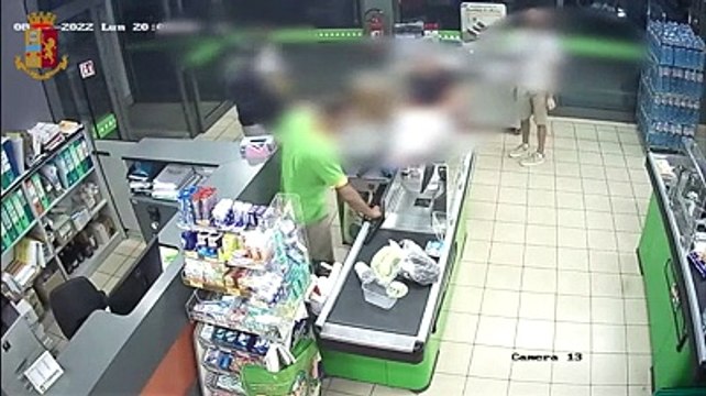 Scarpe da ginnastica, tuta grigia, casco nero e pistola: ecco in azione il rapinatore dei supermercati