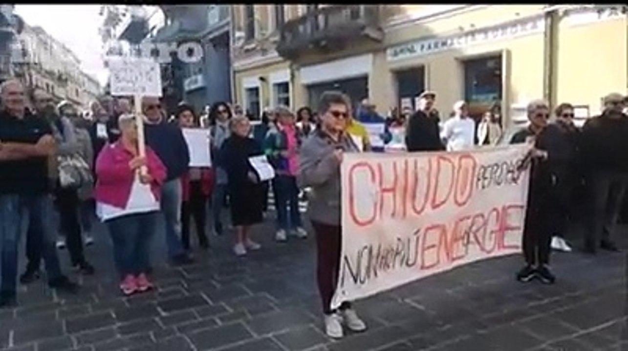 "Chiudo perch? non ho pi? energie": la protesta e il corteo dei commercianti contro il caro-bollette