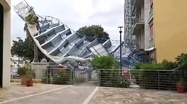 Tragedia sfiorata a Pescara: si stacca un'impalcatura