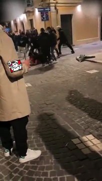 Prima le botte, poi i calci anche quando il ragazzo ? in terra: la scena di violenza a Pescara vecchia