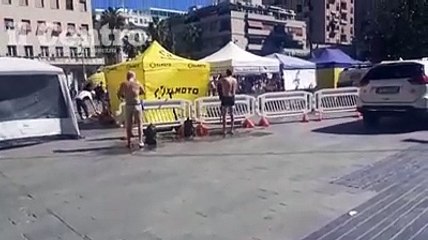 E dopo la maratona la doccia si fa in mutande in piazza Salotto
