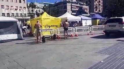 E dopo la maratona la doccia si fa in mutande in piazza Salotto