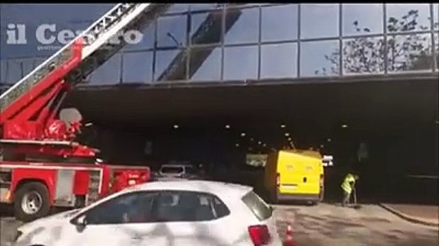 Lastra caduta dalla facciata della stazione ferroviaria di Pescara