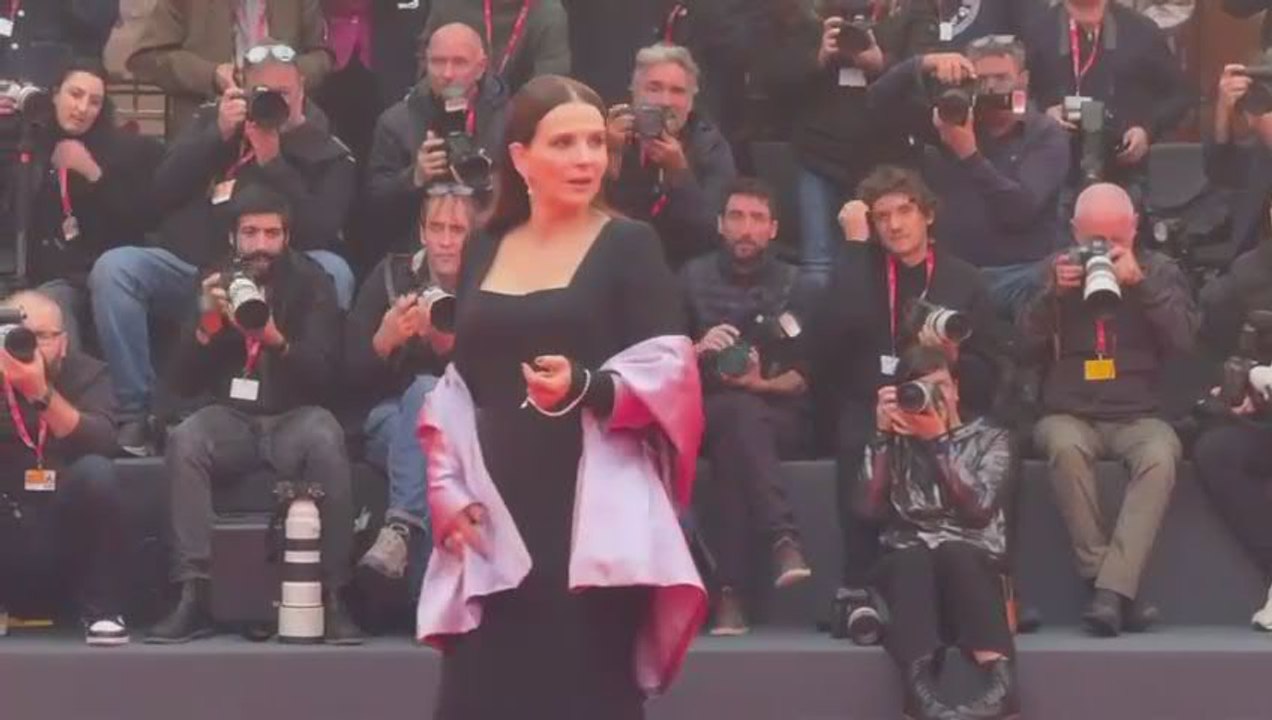 Festa del Cinema di Roma, red carpet in delirio per Ralph Fiennes e Juliette Binoche - Video