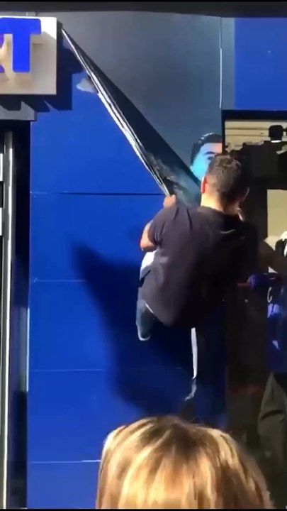 Les #supporters du #psg #psgfans #détruisent et #décollent une #façade d’une #enseigne #recouverte de #joueurs de #Marseille à #Paris #psgom #ompsg #decollage #affiche